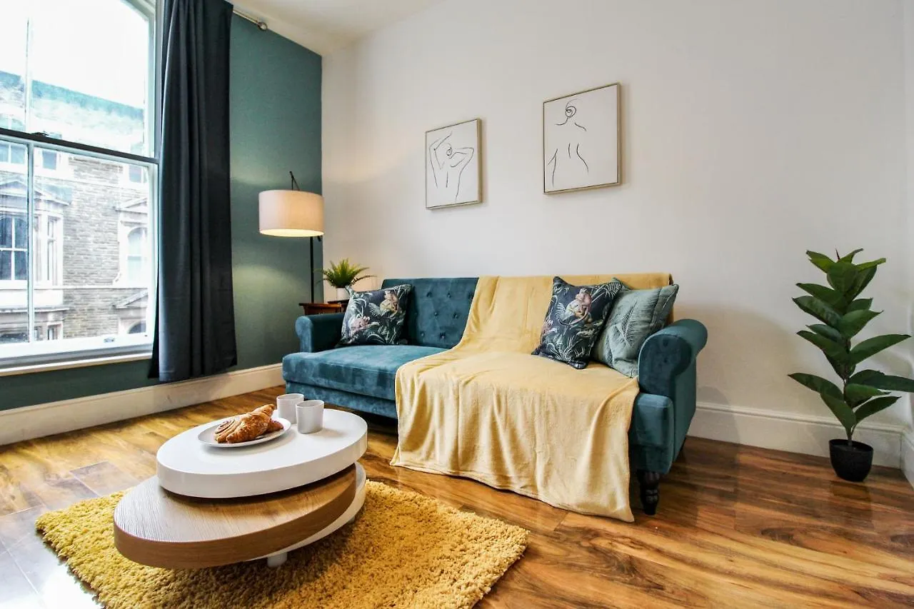 Sleek & Stylish Apartment In The Heart Of The City location